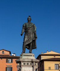 Fototapeta premium Statue of a military man with bird on his head. Statue in florence