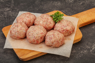Raw turkey meatball for cooking