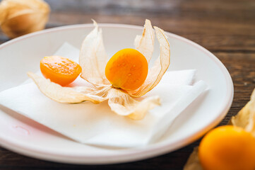 皿の上の食用ほおずき