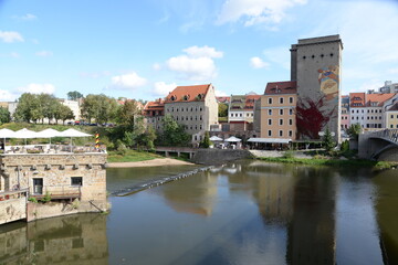 Fototapeta na wymiar Blick von Görlitz über die Neisse zur Dreiradenmühle in Zgorzelec