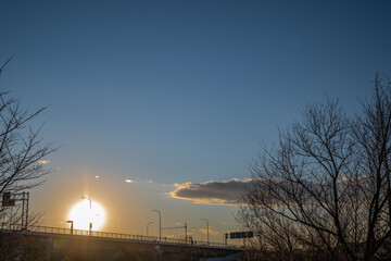 夕暮れ時、黄金に輝きながら沈みゆく太陽