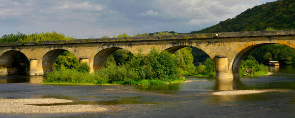 Panoramique au pont de Castelnaud-la-Chapelle (24250), département de la Dordogne en région...