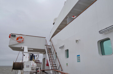 Leeres Bootsdeck von Kreuzfahrtschiff mit Unterseite Rettungsboote - Empty boat promenade deck on...