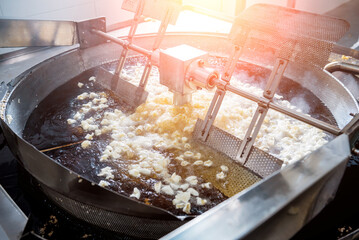 Conveyor line for frying snacks and chips in a modern factory