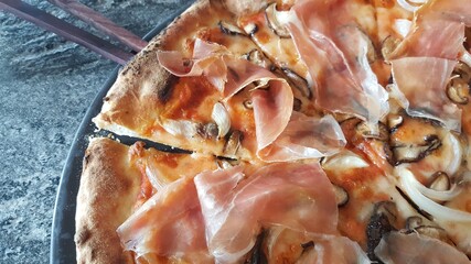 pizza with ham