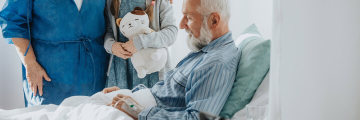 Obraz premium Girl visiting grandfather