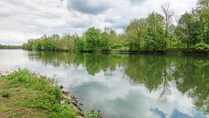 Fototapeta na wymiar Flussufer der Isar bei Landshut