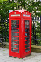 Fototapeta na wymiar Typisch britische, rote Telefonzelle in Edinburgh