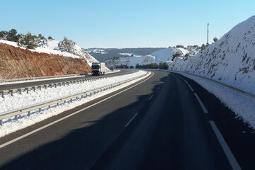 Camión frigorífico con temperatura controlada que transporta mercancías por carretera circulando...