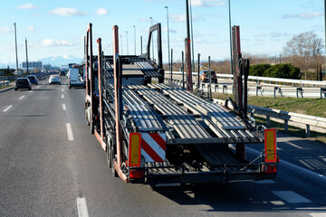 Un camión porta coches o porta vehículos que no transporta mercancía circulando en la autovía...