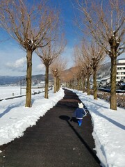 雪道を歩く女の子