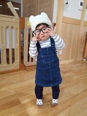 おかしなファッションの女の子