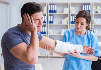 Obraz premium Doctor and patient during check-up for injury in hospital