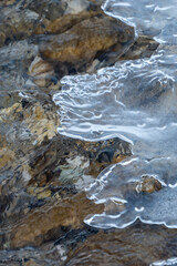 Eisschicht über Bachlauf