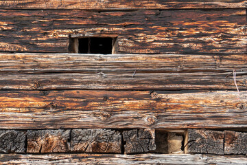 sonnenverbranntes, verwittertes Holz einer Alph&uuml;tten-Fassade