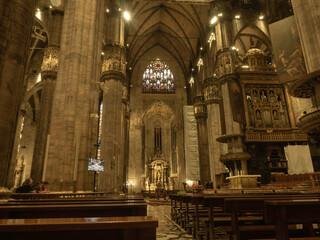 Fototapeta na wymiar 【ミラノ】イタリアが誇る世界最大級のゴシック建築/ミラノ大聖堂（ドゥオモ）内部