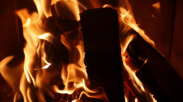 romantisches Kaminfeuer brennt Vorlage