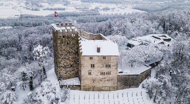 Schloss Habsburg im Kanton Aargau mit wundersch&ouml;ner schneebedeckter Natur.
