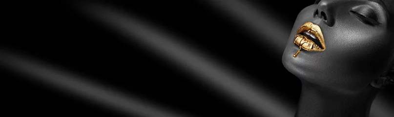 Foto auf Acrylglas Schwarz Gold Goldene Lippenstift-Nahaufnahme. Flüssiges Metall tropft von Goldlippen. Schönes Make-up. Sexy Lippen, helle flüssige Farbe auf dem Mund des Schönheitsmodellmädchens, Nahaufnahme. Lippenstift. Auf schwarzem Hintergrund.  © Subbotina Anna