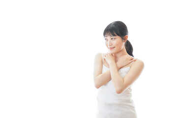 スキンケアをする若い女性
