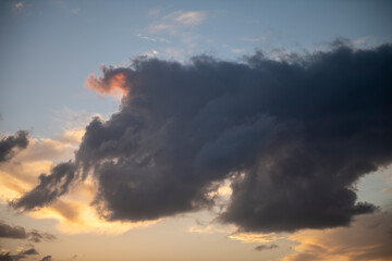 Cielo nublado al atardecer