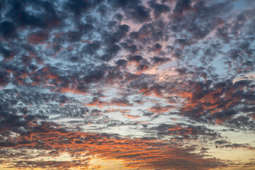 Cielo nublado al atardecer
