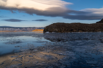 Fototapeta na wymiar Freezing up on Lake Baikal