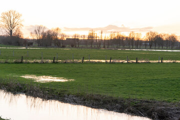 Abendstimmung und Dämmerung im Elsebruch, ein Flusstal, Niederung in Bünde einer Stadt in...