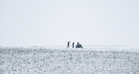 Fototapeta na wymiar Menschen, die im Schnee laufen