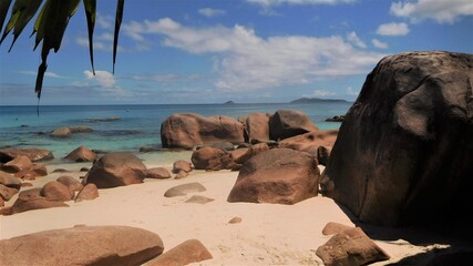 Rochers sur la plage d'une &icirc;le tropicale