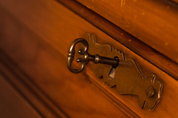 llave de armario antiguo introducida en la cerradura