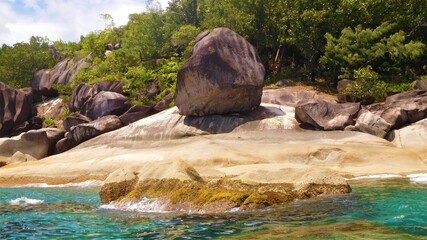 Rocher sur la c&ocirc;te d'une &icirc;le tropicale
