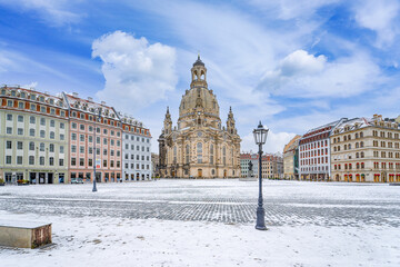 Naklejka premium Dresden Winter Zwinger Kunstakademie Brühlsche Terrasse Schlossplatz Frauekirche Kronentor Brühlscher Garten Jüdenhof Neumarkt Sachsen Deutschland