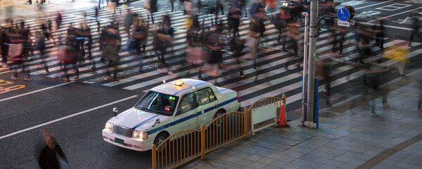 Taxi waiting for passenger at night in Tokyo　夜の東京 客待ちのタクシー