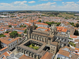 Fototapeta na wymiar Die Kathedrale von Évora ist das grösste Gotteshaus Portugals