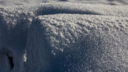 Schnee schimmert in der Sonne