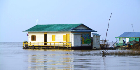 Naklejka premium Floating village on the Tonle Sap lake near Siem Reap, Cambodia