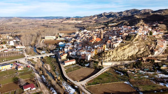 Vista de dron Oliete (Teruel) en una tarde de invierno soleada