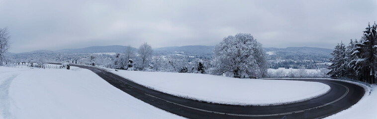 Schwarzwald Schneelandschaft. Blick über das schneebedeckte Lörrach von der Straße zwischen Weil-am-Rhein und Tullingen