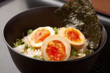 煮卵丼