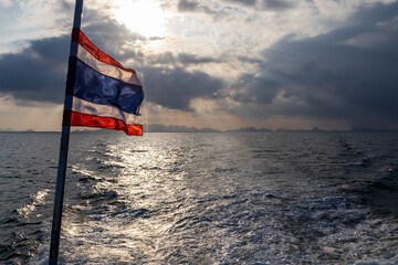 Fototapeta premium Coucher de soleil sur la mer à Ko Pha Ngan, Thaïlande