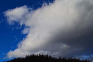 Obraz na płótnie Canvas Blue sky and clouds over mount