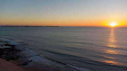 Atardecer desde la playa a vista de drone.