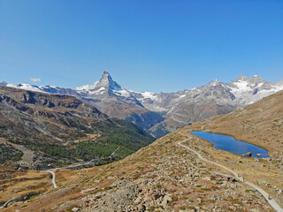 Fototapeta na wymiar Blick über den Stellisee und das Matterhorn
