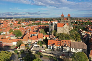 Fototapeta na wymiar Quedlinburg. Stiftskirche St. Servatii auf dem Burgberg Quedlinburg mit historischer Altstadt, Luftbild