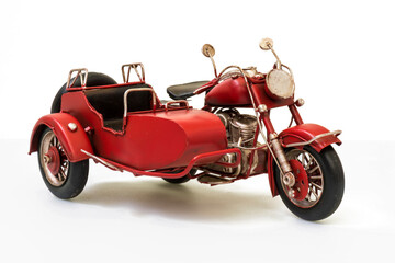 Motocicleta con sidecar, juguete de metal antiguo, aislado en blanco