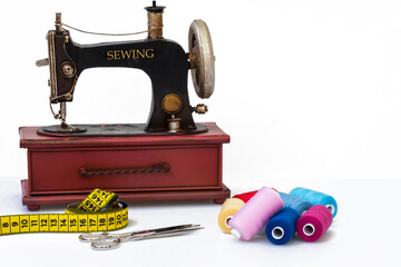 Accesorios de costura con máquina de coser antigua