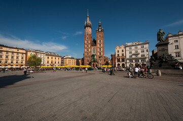 Rynek Główny w Krakowie. Widoczny kościół mariacki 