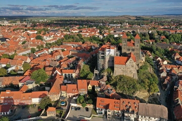 Fototapeta na wymiar Quedlinburg. Stiftskirche St. Servatii auf dem Burgberg Quedlinburg mit historischer Altstadt, Luftbild