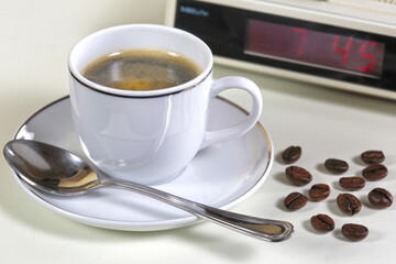 Tazzina di caffè con sveglia vintage